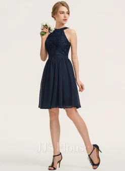 Jjshouse.fr Robe Trapèze Scoop Longueur Genou Mousseline Dentelle Dentelle Mousseline Robe De Demoiselle D'honneur Avec Plissé -Voiles mariée Soldes 1370f050e0774289090a20590c860d59