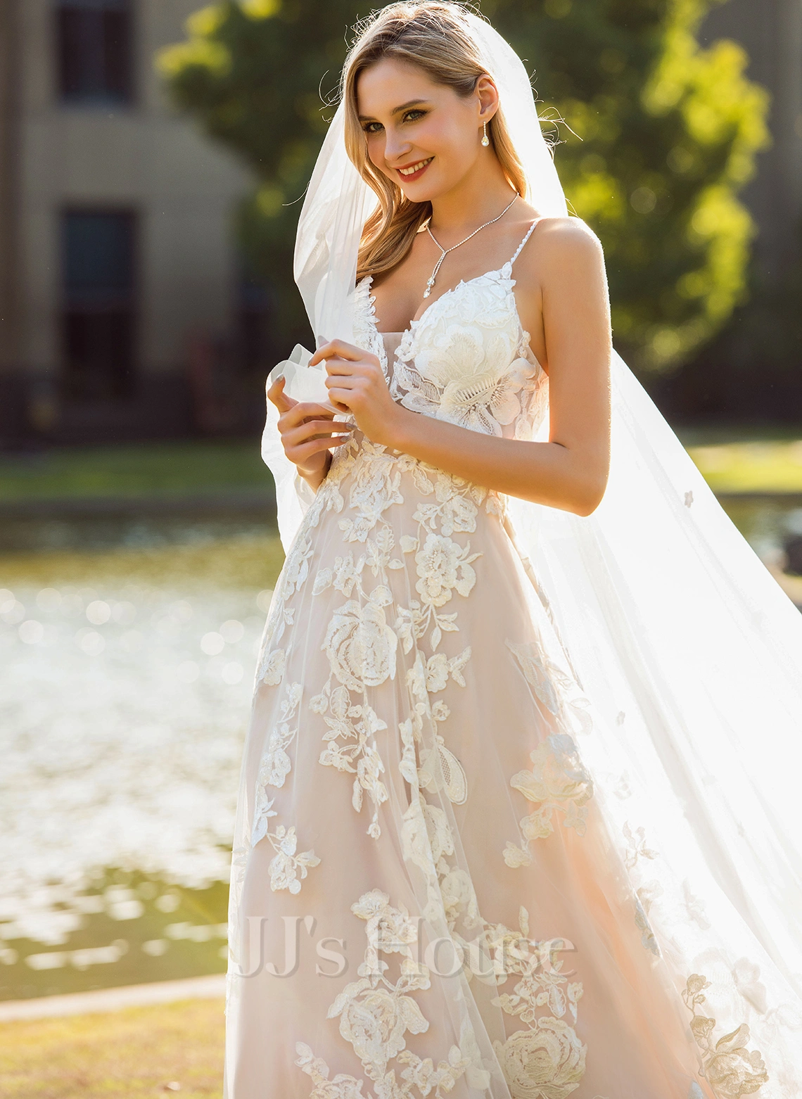 JJsHouse Robe Marquise/princesse Col V Traîne Moyenne Dentelle Tulle Robe De Mariée Avec Brodé 4 JJsHouse Robe Marquise/princesse Col V Traîne Moyenne Dentelle Tulle Robe De Mariée Avec Brodé – Image 4