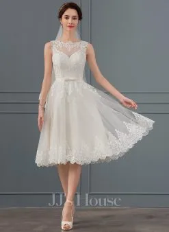 JJsHouse Robe Trapèze Illusion Longueur Genou Dentelle Satiné Tulle Robe De Mariée Avec Arc