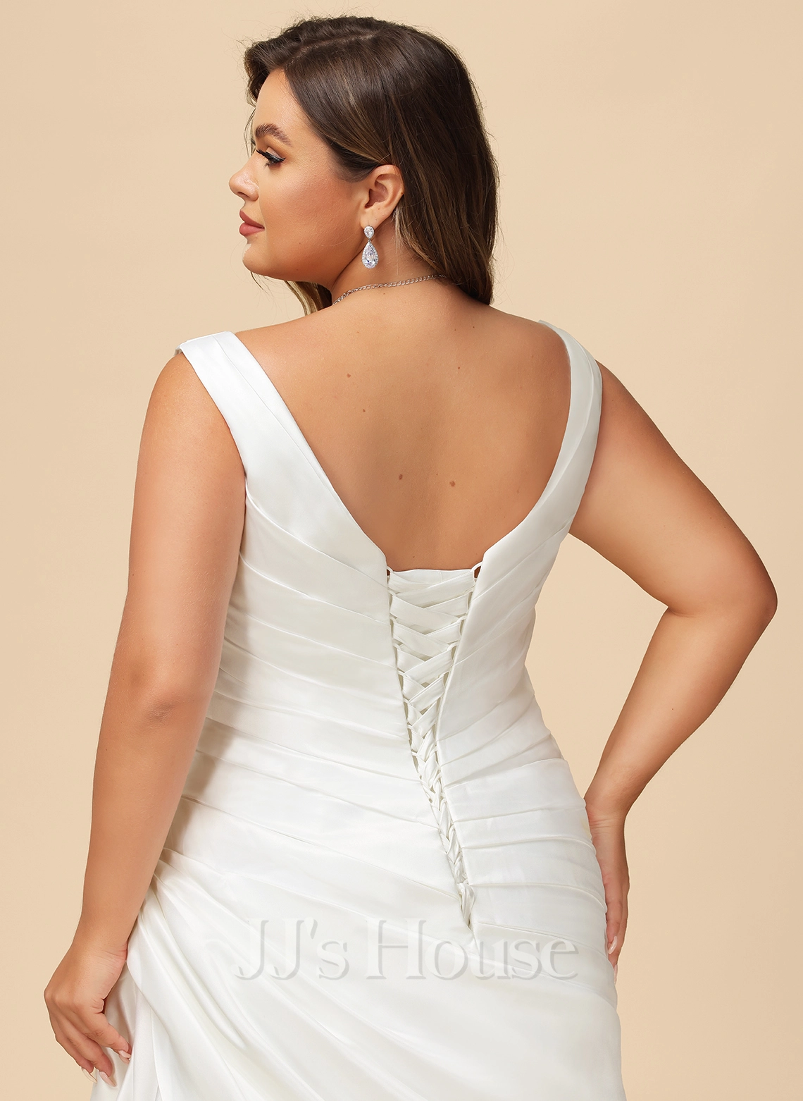 JJsHouse Robe Trapèze Col V Traîne Moyenne Satiné Robe De Mariée Avec Brodé 8 JJsHouse Robe Trapèze Col V Traîne Moyenne Satiné Robe De Mariée Avec Brodé – Image 8