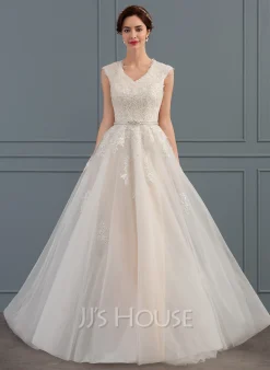 JJsHouse Robe Trapèze Col V Balayage/pinceau Train Dentelle Tulle Robe De Mariée Avec Brodé Arc Paillettes -Voiles mariée Soldes 5dc28e3cc92df290e9192eefe6c384b4