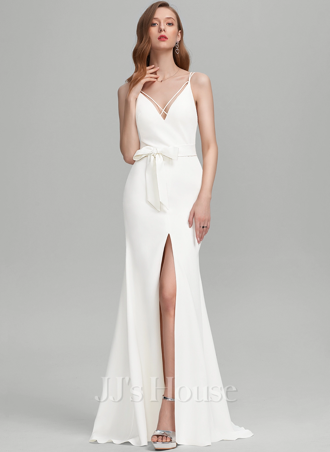 JJsHouse Fourreau Col V Balayage/pinceau Train Crêpe Stretch Robe De Mariée Avec Arc 1 JJsHouse Fourreau Col V Balayage/pinceau Train Crêpe Stretch Robe De Mariée Avec Arc