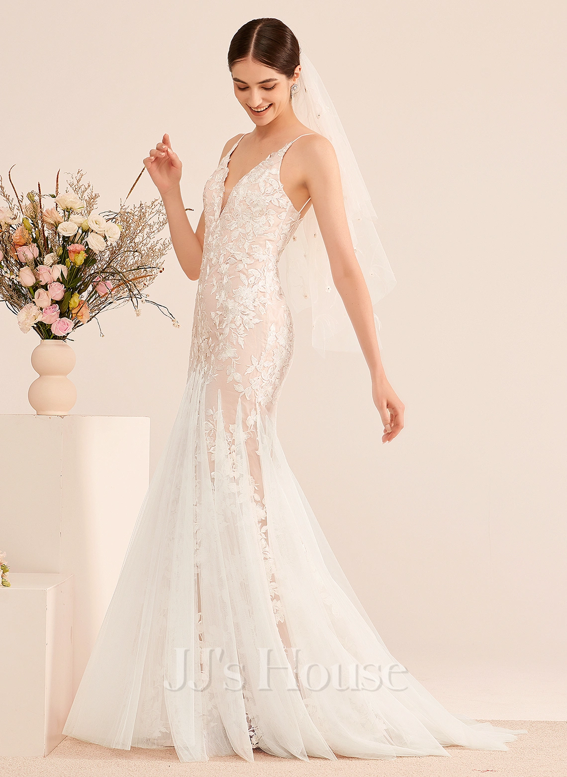 JJsHouse Forme Sirène/trompette Col V Traîne Moyenne Dentelle Tulle Robe De Mariée 4 JJsHouse Forme Sirène/trompette Col V Traîne Moyenne Dentelle Tulle Robe De Mariée – Image 4