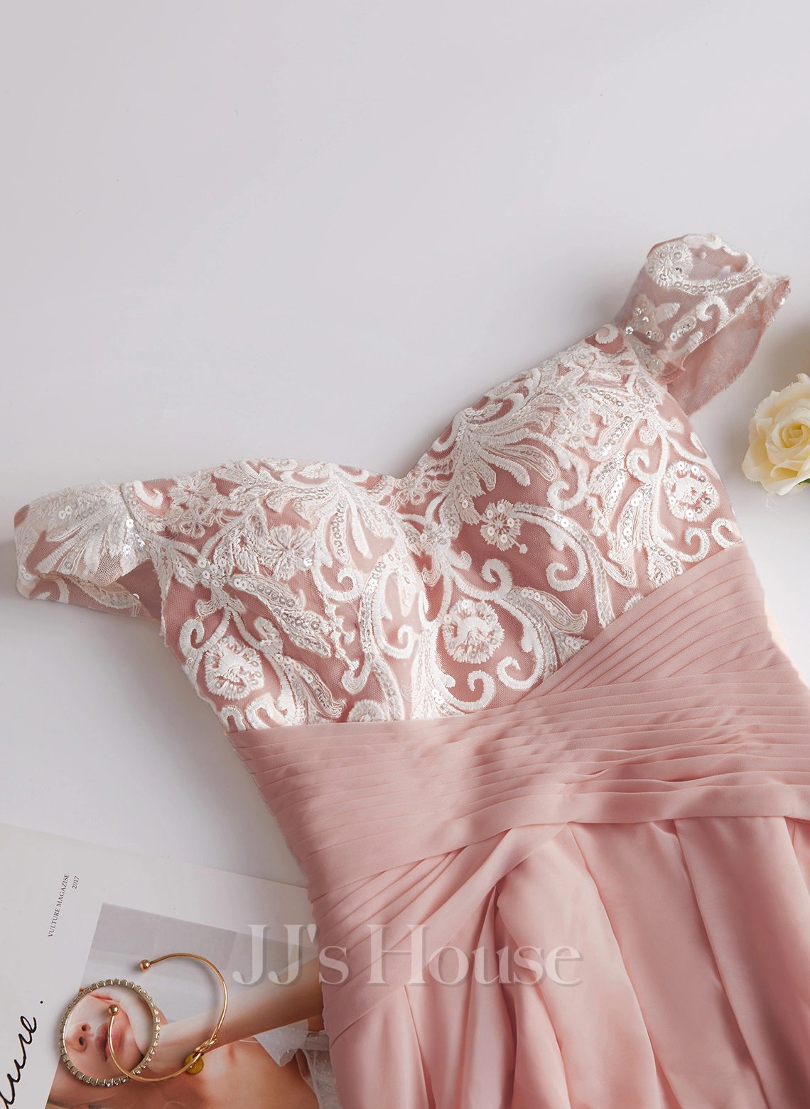 JJsHouse Robe Trapèze épaule Dénudée Asymétrique Mousseline Dentelle Robe De Mariée Avec Plissée 2 JJsHouse Robe Trapèze épaule Dénudée Asymétrique Mousseline Dentelle Robe De Mariée Avec Plissée – Image 2