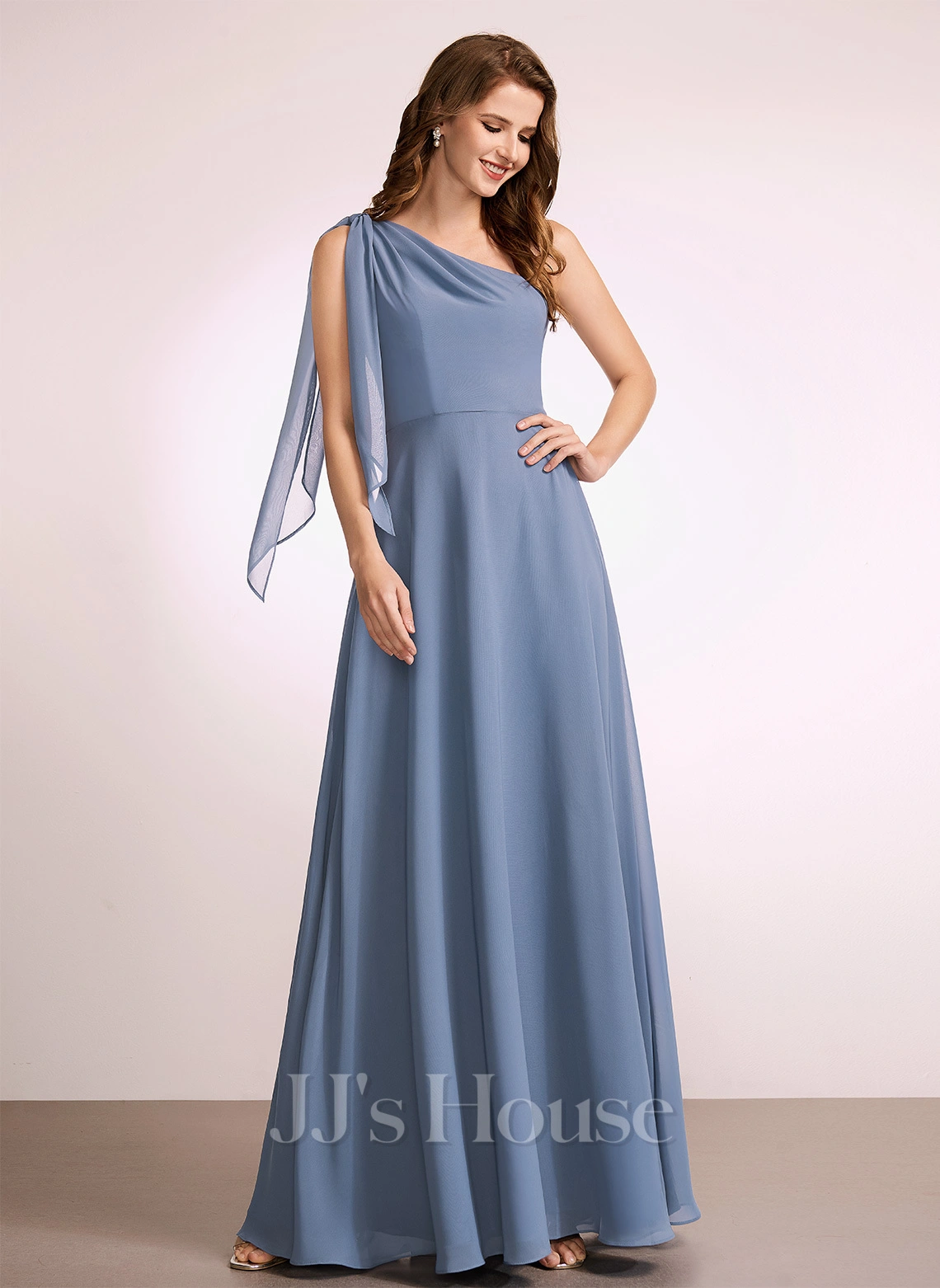 Jjshouse.fr Robe Trapèze Décolleté Asymétrique Longueur Ras Du Sol Mousseline Robe De Demoiselle D'honneur Avec Arc 4 Jjshouse.fr Robe Trapèze Décolleté Asymétrique Longueur Ras Du Sol Mousseline Robe De Demoiselle D'honneur Avec Arc – Image 4