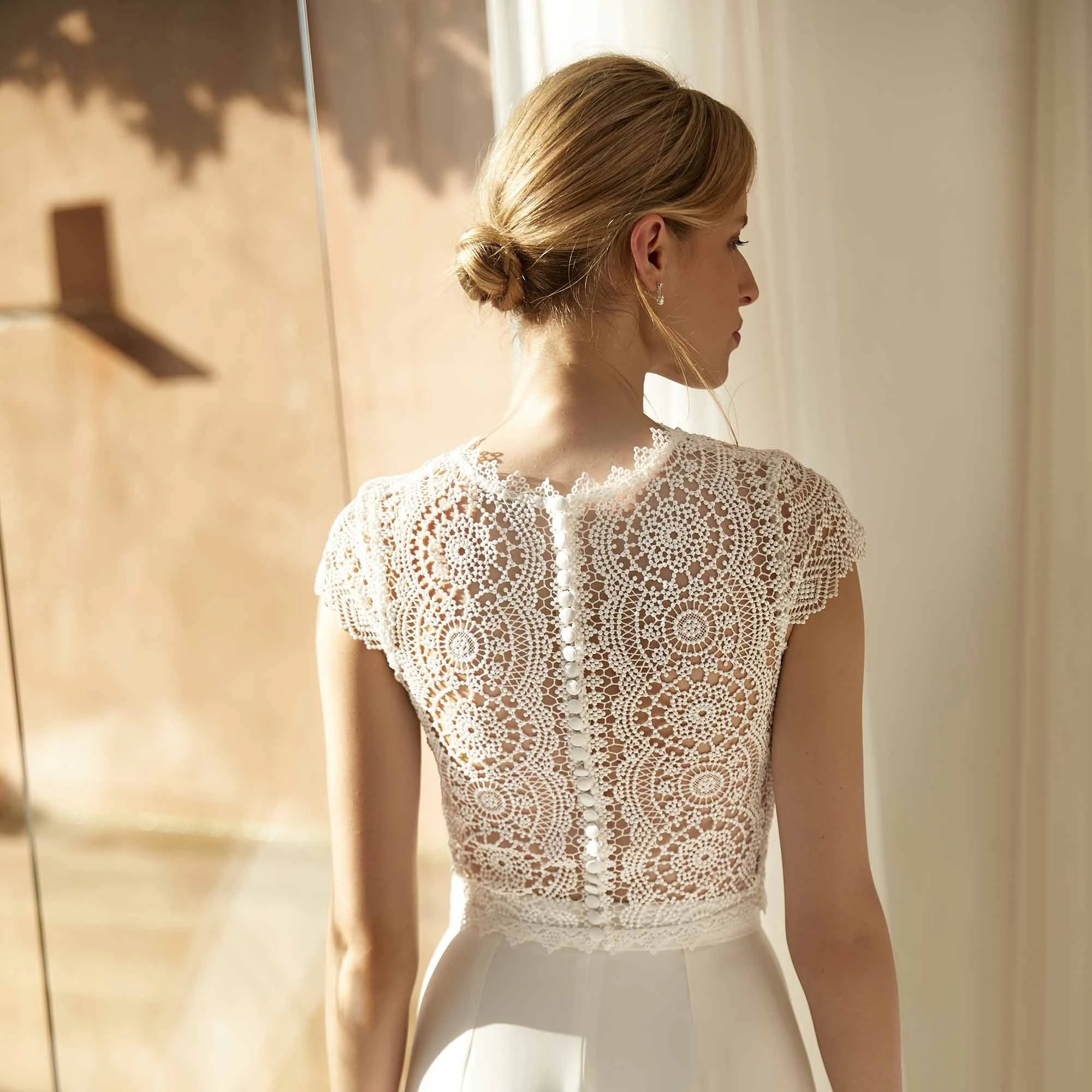 Boléro Mariage Manches Courtes Dentelle Bohème E408 Bianco Evento 2 Boléro Mariage Manches Courtes Dentelle Bohème E408 Bianco Evento – Image 2