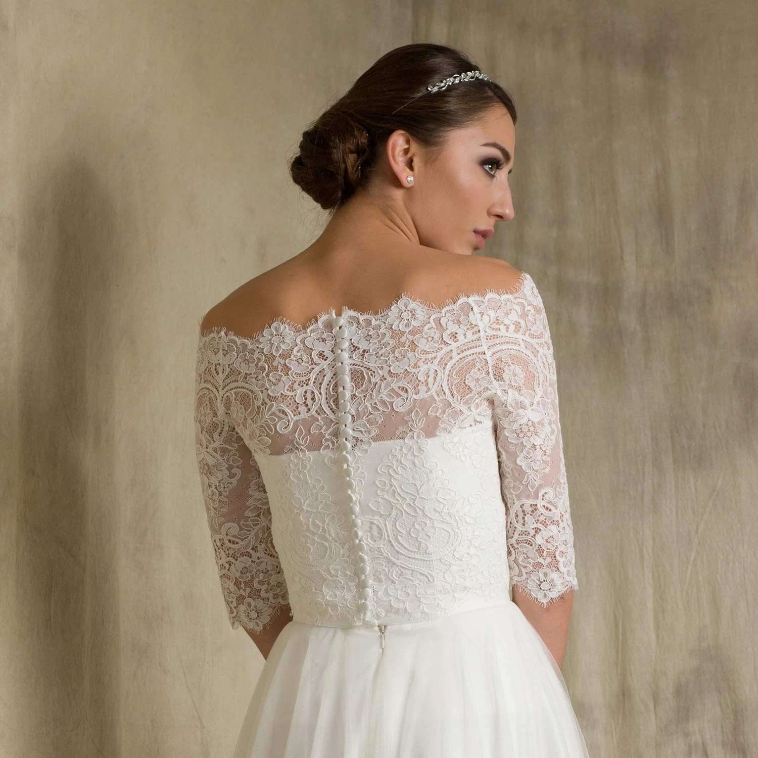 Boléro Mariée Dentelle à Boutonner Dans Le Dos Sandra 2 Boléro Mariée Dentelle à Boutonner Dans Le Dos Sandra – Image 2