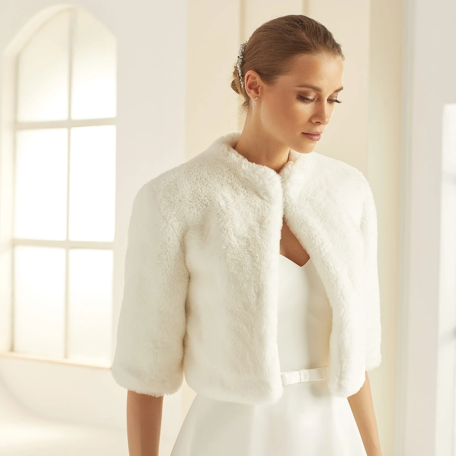 E307 - Bianco Evento- Veste Mariage Fausse Fourrure Ivoire 1 E307 - Bianco Evento- Veste Mariage Fausse Fourrure Ivoire