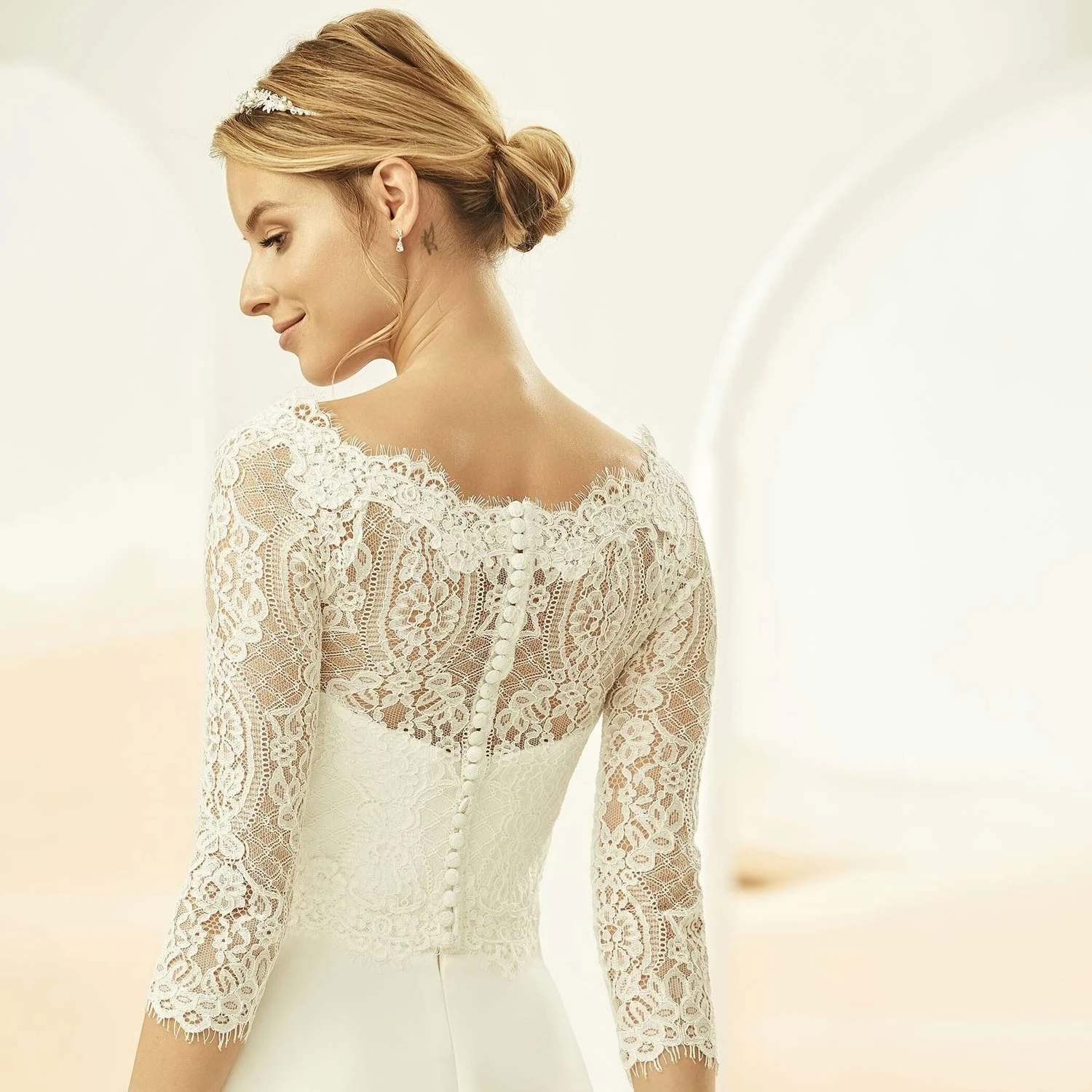 E331 - Bianco Evento - Boléro Mariage Dentelle Manches 3/4 2 E331 - Bianco Evento - Boléro Mariage Dentelle Manches 3/4 – Image 2