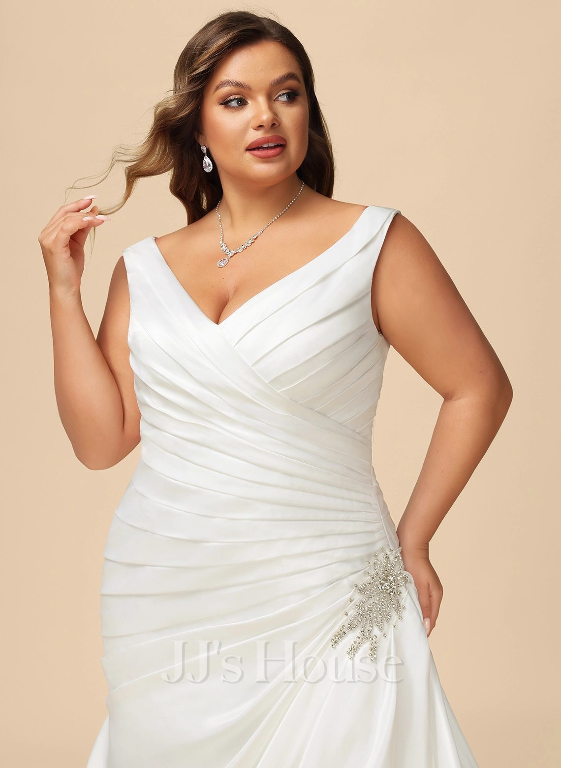 JJsHouse Robe Trapèze Col V Traîne Moyenne Satiné Robe De Mariée Avec Brodé 9 JJsHouse Robe Trapèze Col V Traîne Moyenne Satiné Robe De Mariée Avec Brodé – Image 9