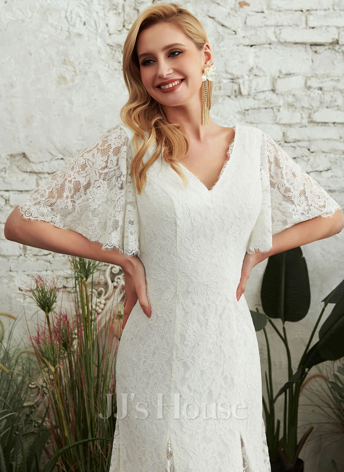 JJsHouse Fourreau Col V Balayage/pinceau Train Dentelle Robe De Mariée 3 JJsHouse Fourreau Col V Balayage/pinceau Train Dentelle Robe De Mariée – Image 3