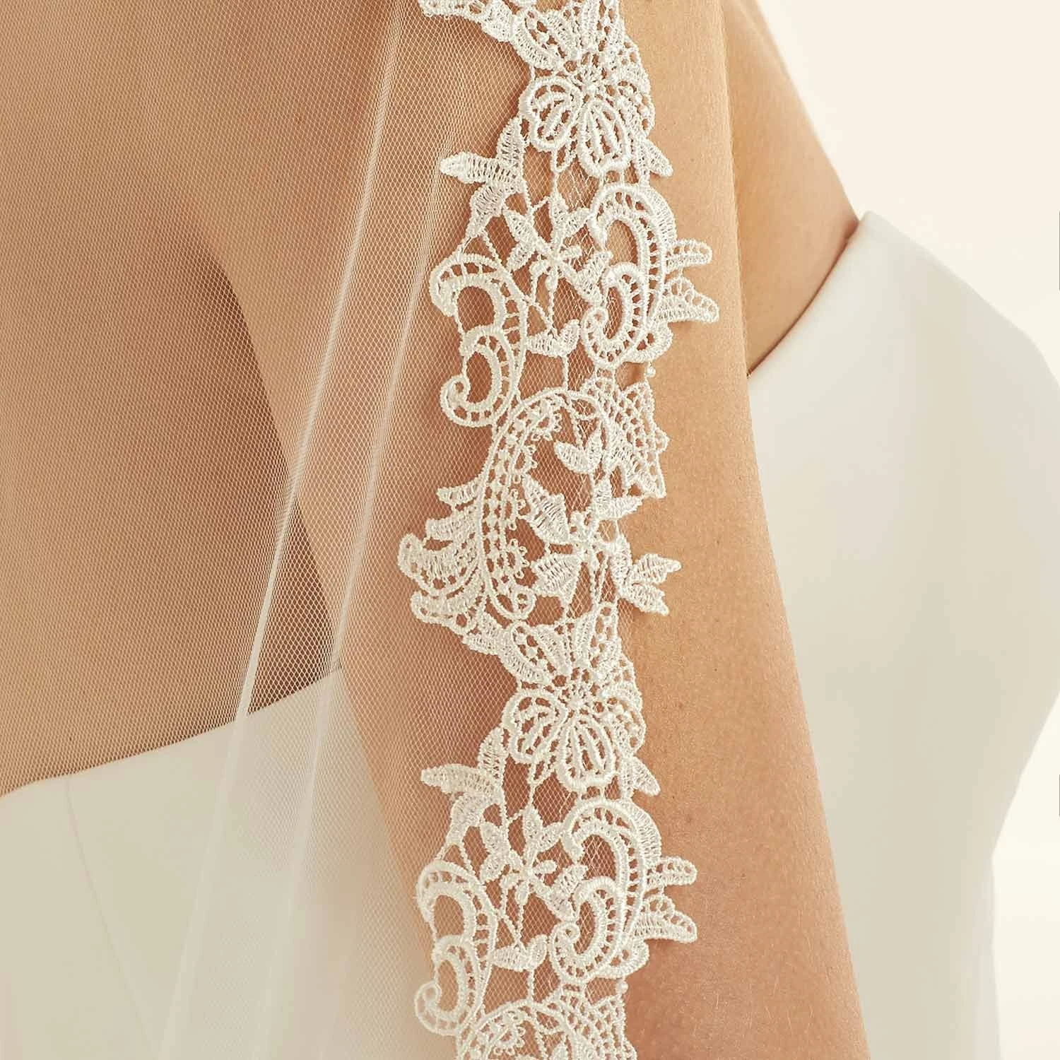 S338 - Bianco Evento Voile Long Dentelle Ivoire 2 S338 - Bianco Evento Voile Long Dentelle Ivoire – Image 2