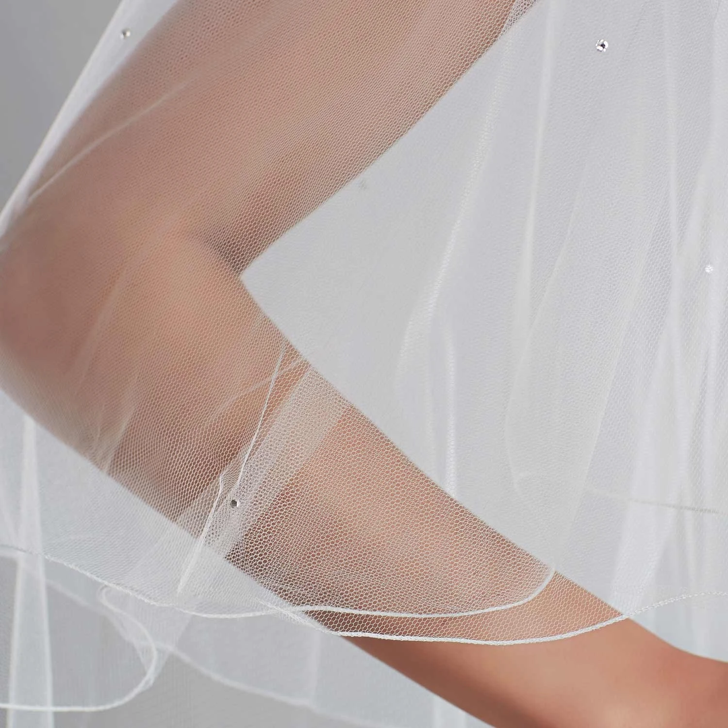 Voile De Mariage Très Long Bordure Festonnée Et Strass Swarosvki Aurora 2 Voile De Mariage Très Long Bordure Festonnée Et Strass Swarosvki Aurora – Image 2